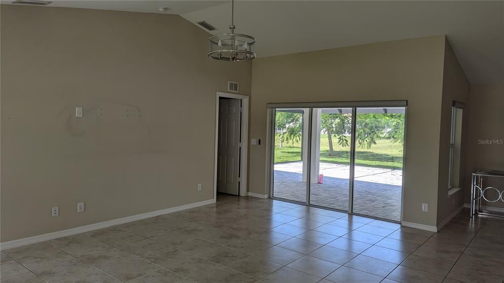 合同活跃: $298,000 (3 贝兹, 2 浴室, 1606 平方英尺)