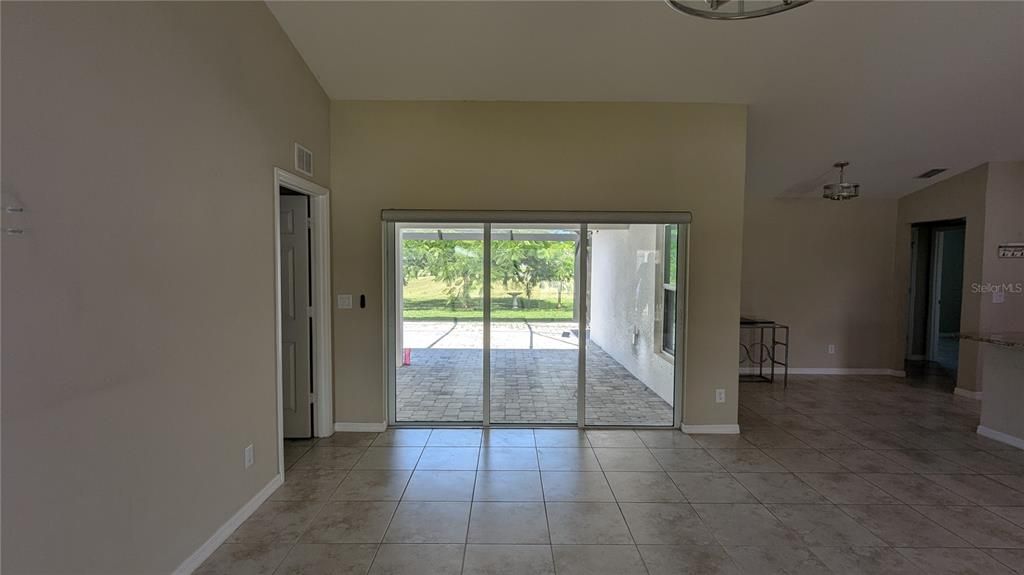 合同活跃: $298,000 (3 贝兹, 2 浴室, 1606 平方英尺)