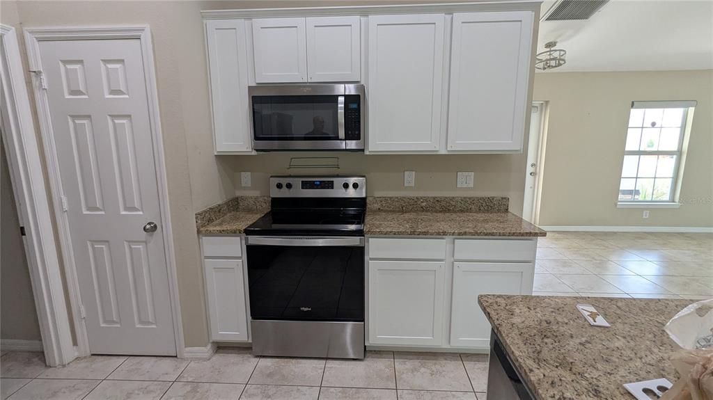 合同活跃: $298,000 (3 贝兹, 2 浴室, 1606 平方英尺)