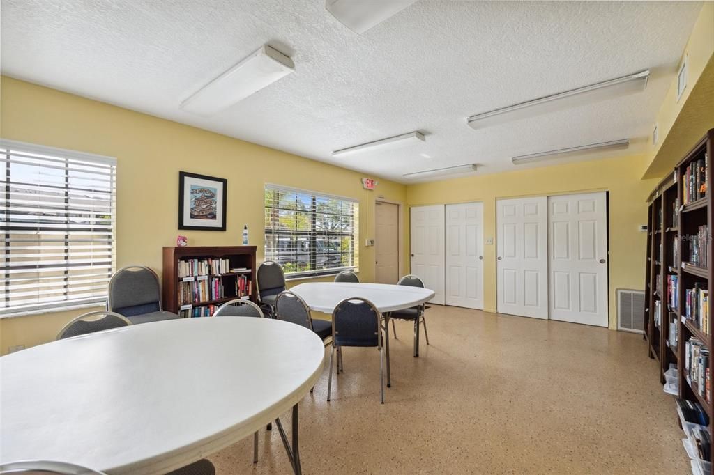 На продажу: $169,500 (2 спален, 2 ванн, 899 Квадратных фут)