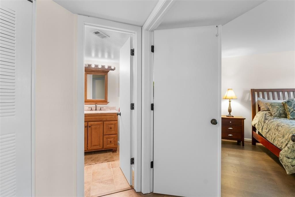 На продажу: $169,500 (2 спален, 2 ванн, 899 Квадратных фут)