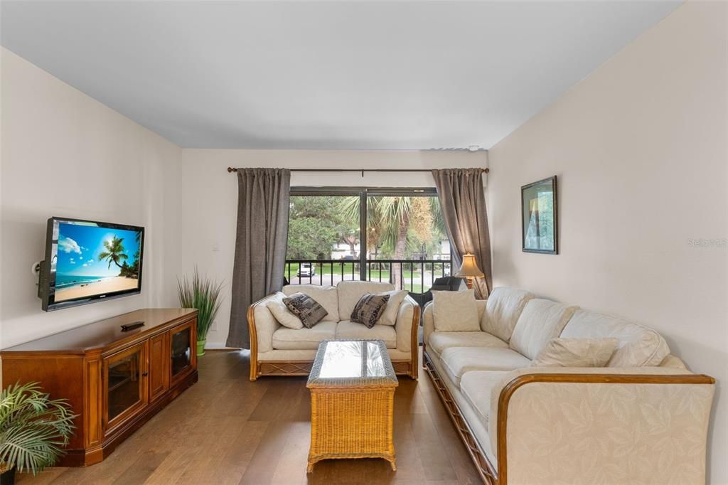 На продажу: $169,500 (2 спален, 2 ванн, 899 Квадратных фут)