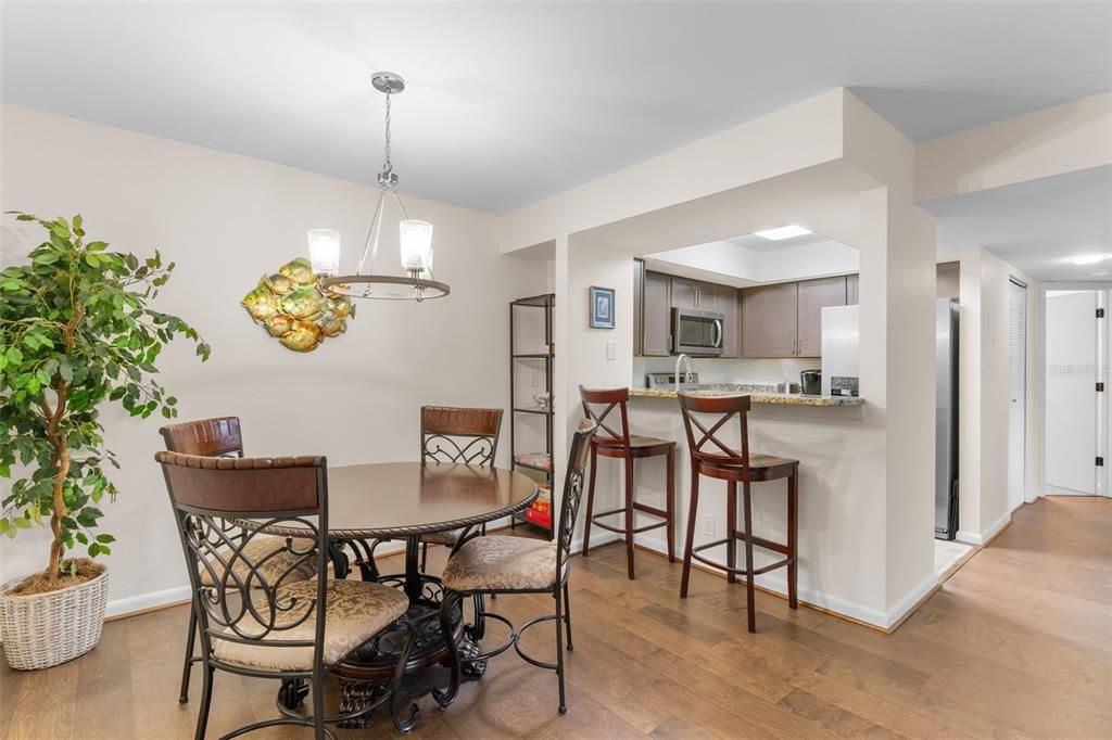 На продажу: $169,500 (2 спален, 2 ванн, 899 Квадратных фут)