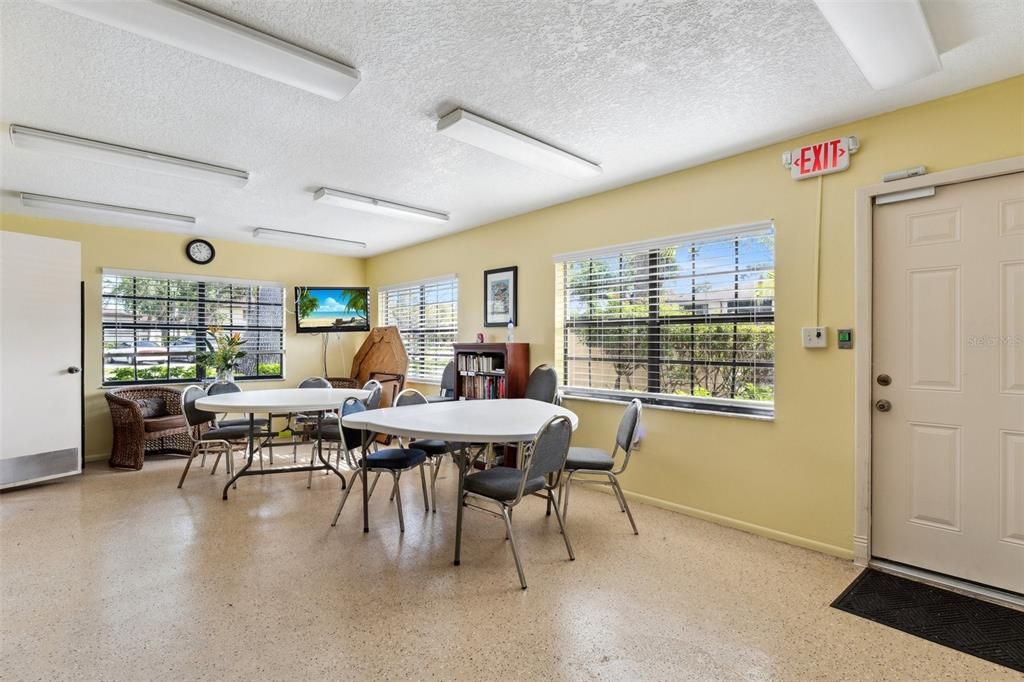 На продажу: $169,500 (2 спален, 2 ванн, 899 Квадратных фут)