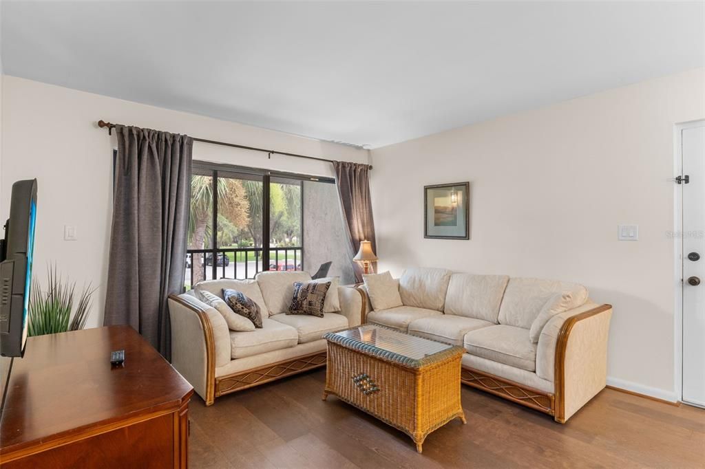 На продажу: $169,500 (2 спален, 2 ванн, 899 Квадратных фут)