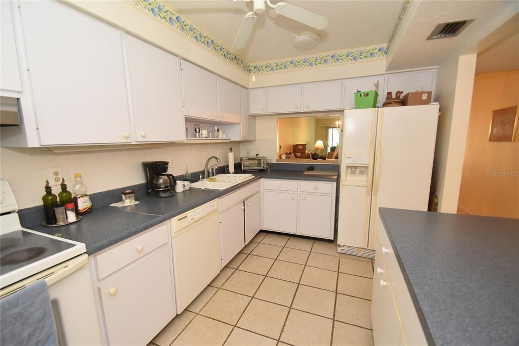 На продажу: $379,000 (2 спален, 2 ванн, 1216 Квадратных фут)