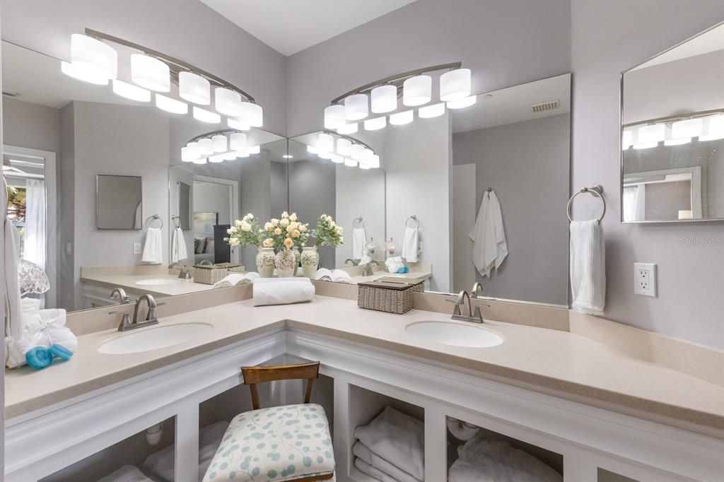 Active With Contract: $275,000 (2 beds, 2 baths, 1431 Square Feet)