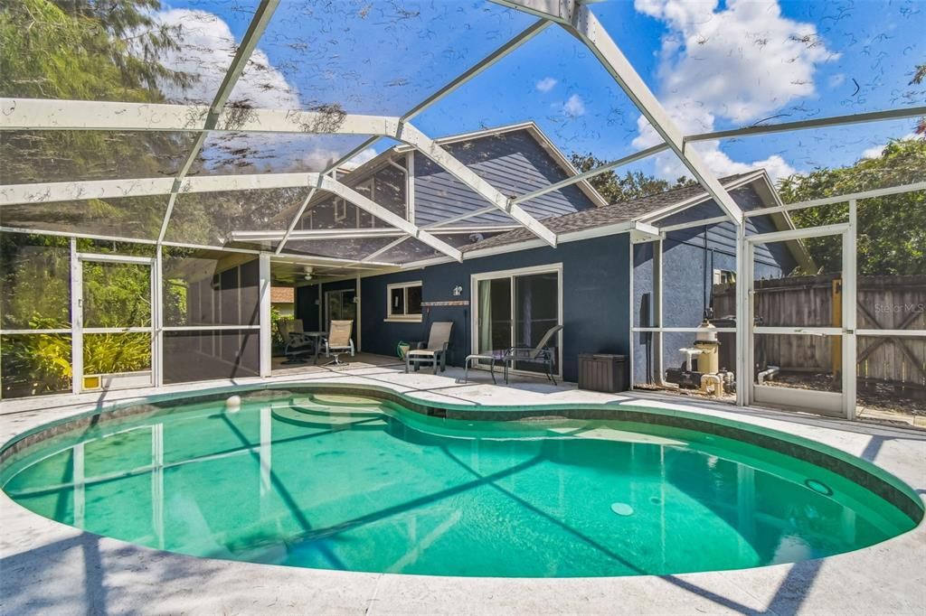 合同活跃: $589,900 (4 贝兹, 2 浴室, 2383 平方英尺)