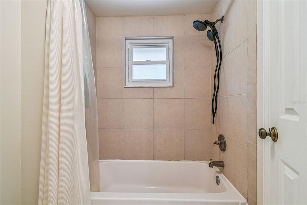 合同活跃: $589,900 (4 贝兹, 2 浴室, 2383 平方英尺)