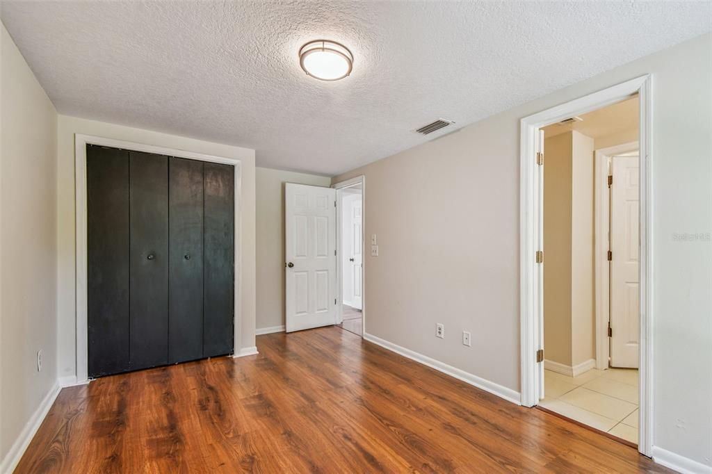 合同活跃: $589,900 (4 贝兹, 2 浴室, 2383 平方英尺)