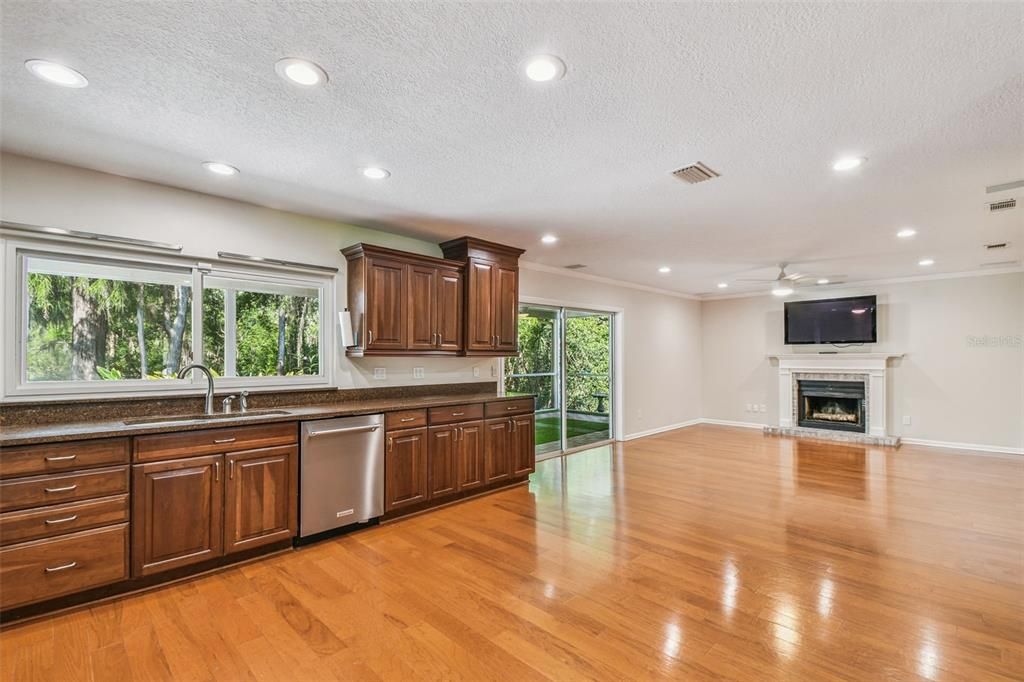 合同活跃: $589,900 (4 贝兹, 2 浴室, 2383 平方英尺)