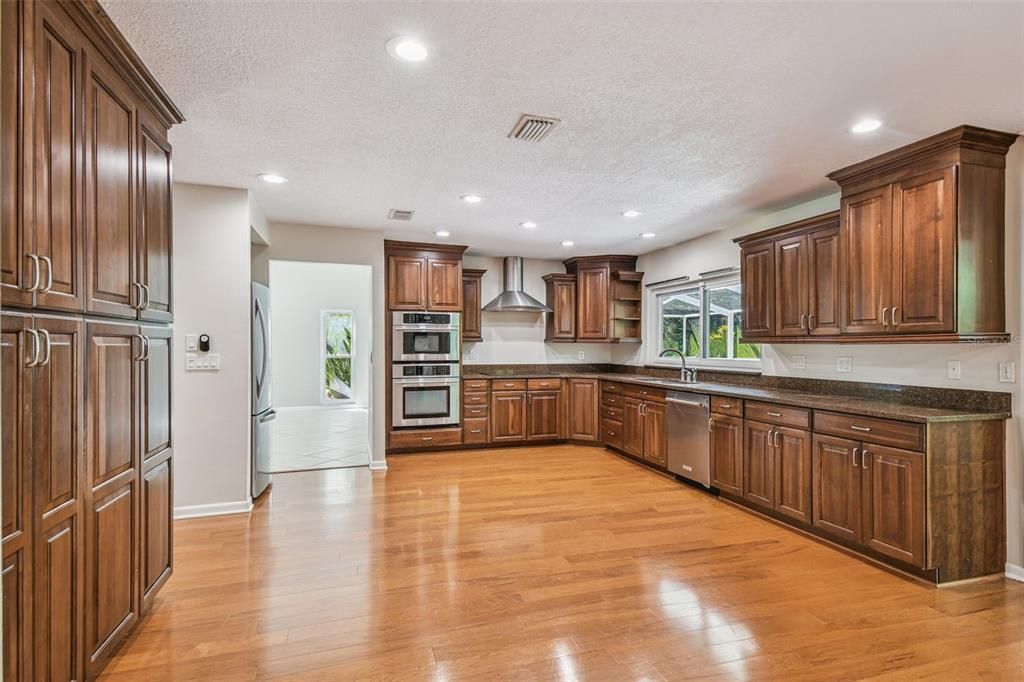 合同活跃: $589,900 (4 贝兹, 2 浴室, 2383 平方英尺)