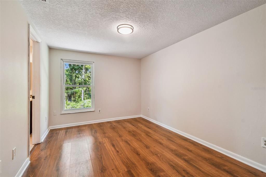 合同活跃: $589,900 (4 贝兹, 2 浴室, 2383 平方英尺)