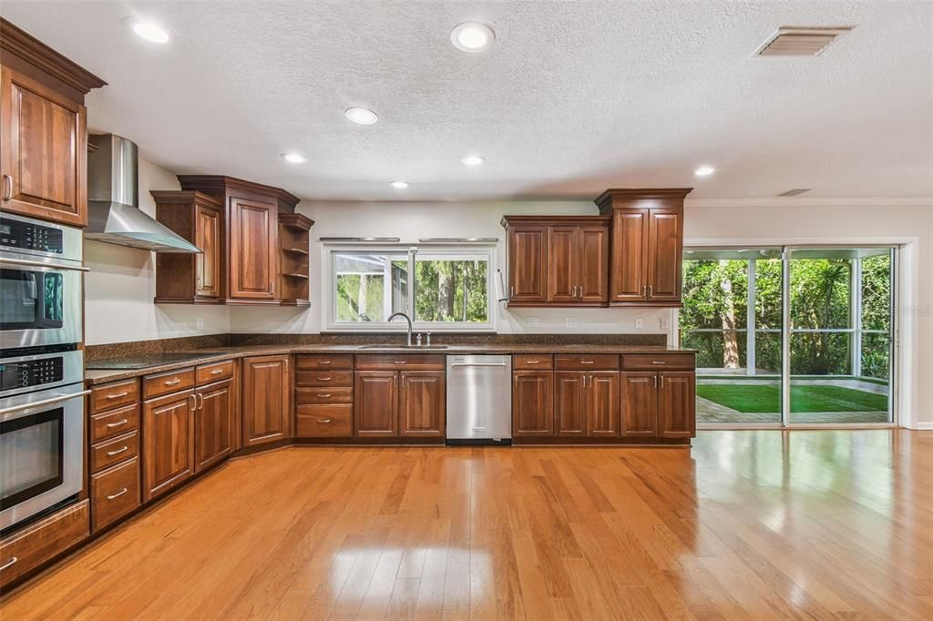 合同活跃: $589,900 (4 贝兹, 2 浴室, 2383 平方英尺)