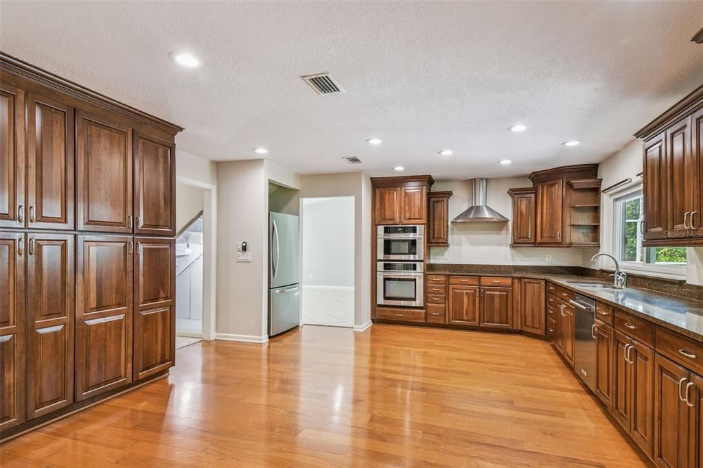 合同活跃: $589,900 (4 贝兹, 2 浴室, 2383 平方英尺)