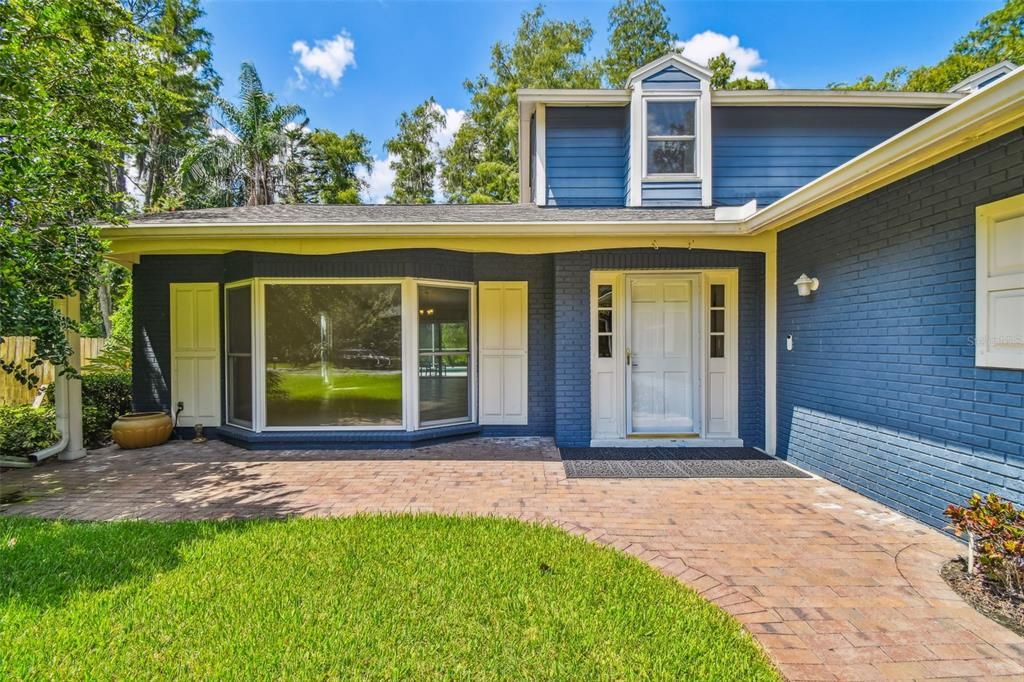 合同活跃: $589,900 (4 贝兹, 2 浴室, 2383 平方英尺)