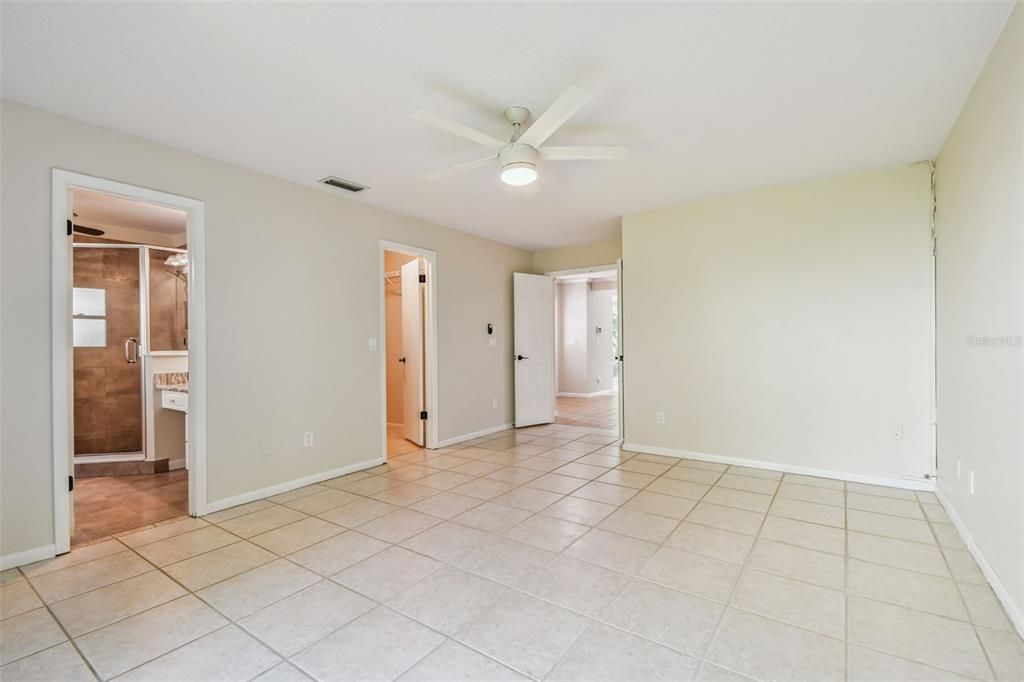 合同活跃: $589,900 (4 贝兹, 2 浴室, 2383 平方英尺)