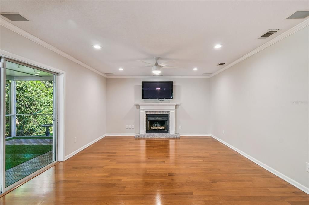 合同活跃: $589,900 (4 贝兹, 2 浴室, 2383 平方英尺)