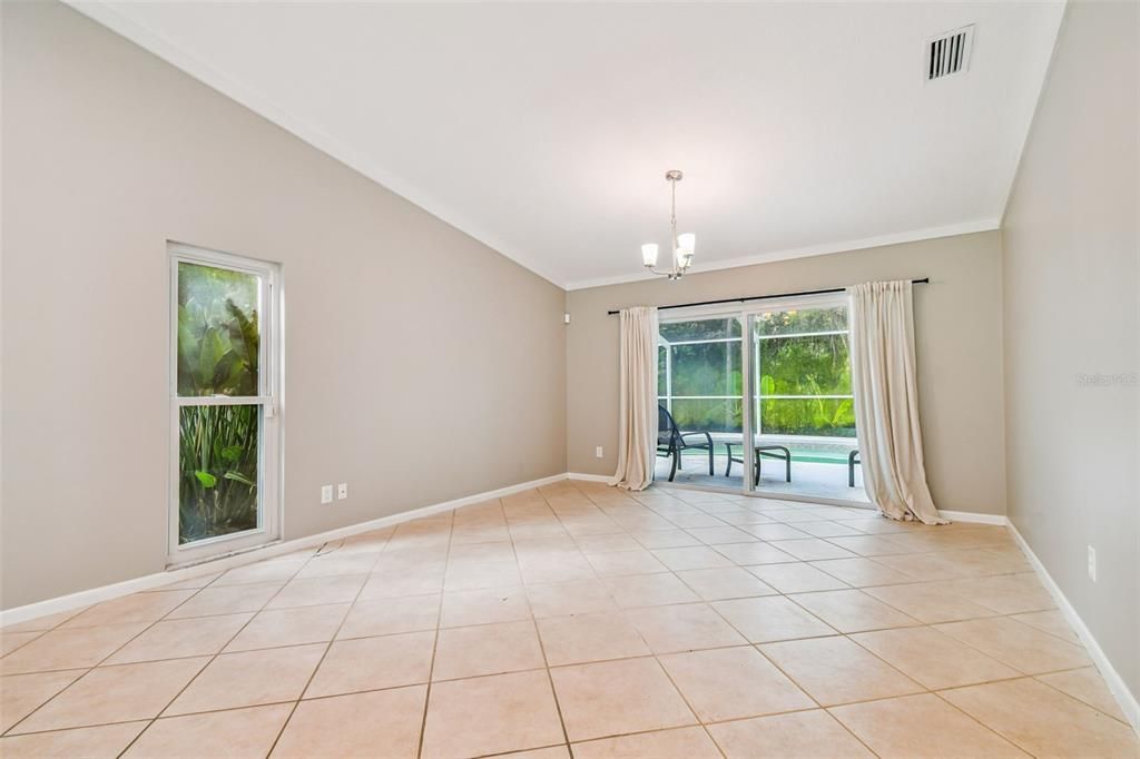 合同活跃: $589,900 (4 贝兹, 2 浴室, 2383 平方英尺)