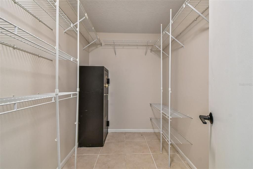 合同活跃: $589,900 (4 贝兹, 2 浴室, 2383 平方英尺)