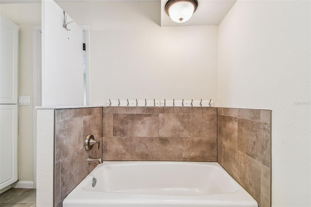 合同活跃: $589,900 (4 贝兹, 2 浴室, 2383 平方英尺)