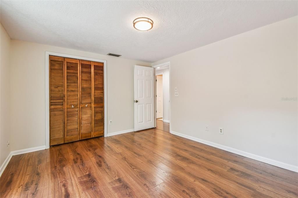 合同活跃: $589,900 (4 贝兹, 2 浴室, 2383 平方英尺)