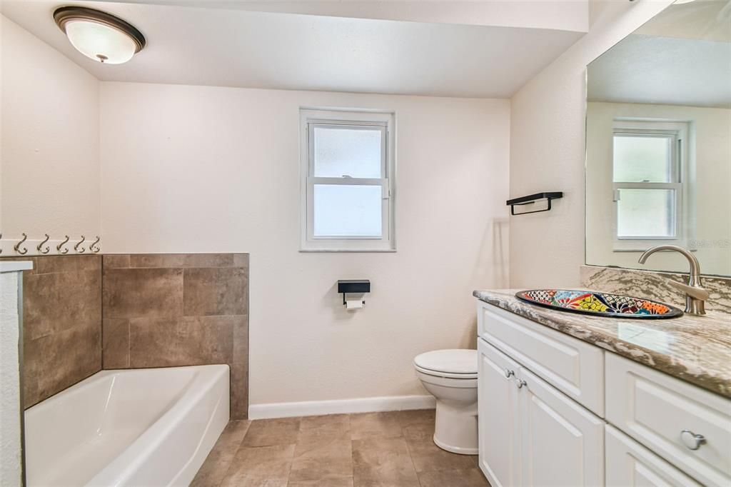 合同活跃: $589,900 (4 贝兹, 2 浴室, 2383 平方英尺)