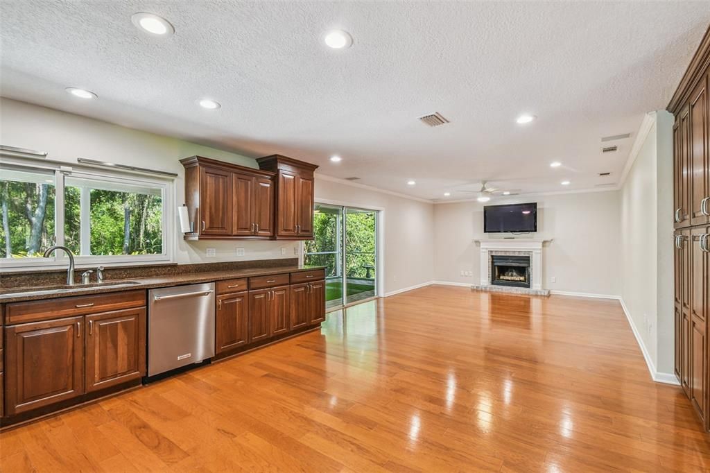 合同活跃: $589,900 (4 贝兹, 2 浴室, 2383 平方英尺)