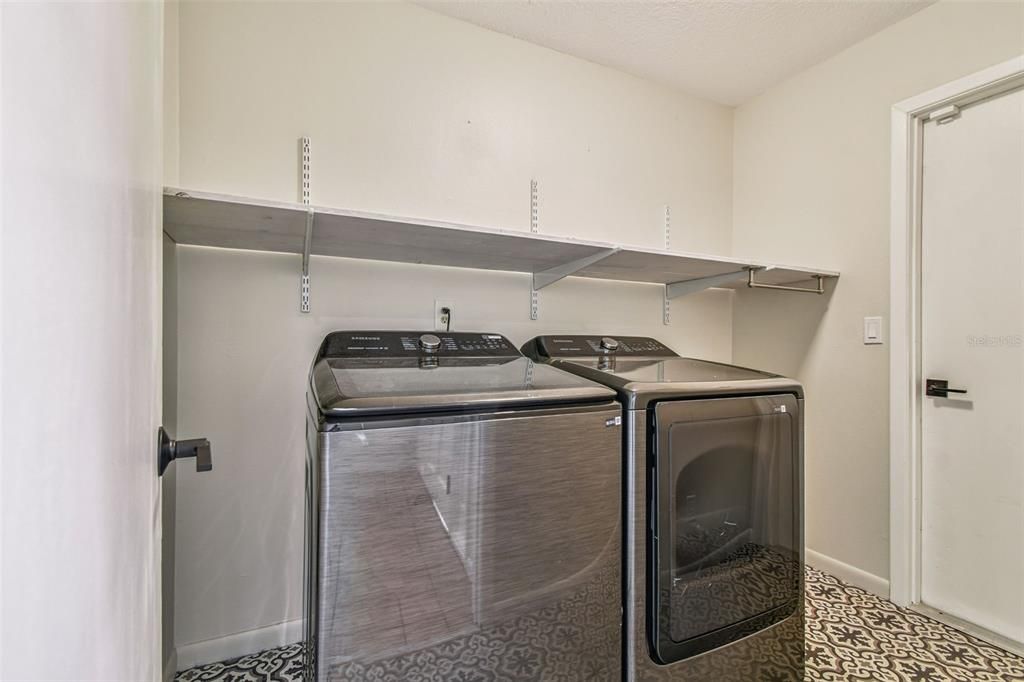 合同活跃: $589,900 (4 贝兹, 2 浴室, 2383 平方英尺)