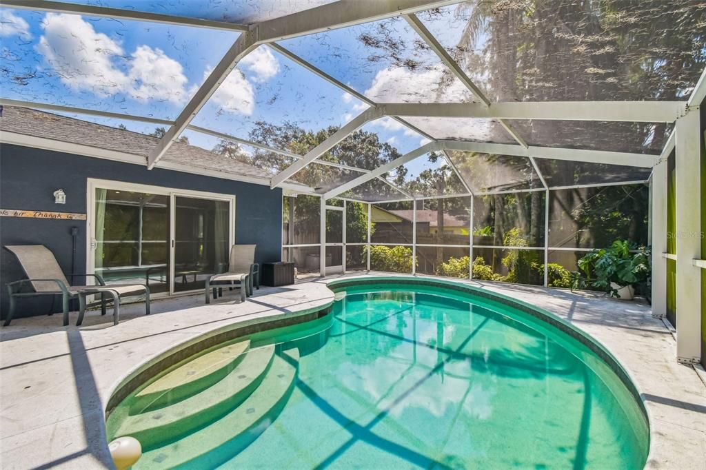 合同活跃: $589,900 (4 贝兹, 2 浴室, 2383 平方英尺)