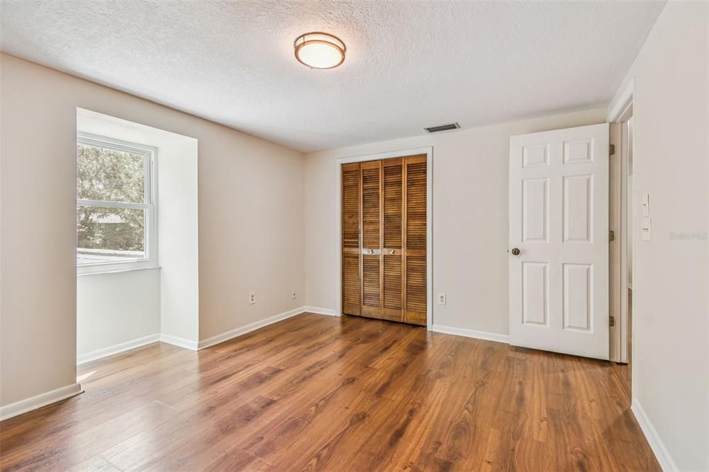 合同活跃: $589,900 (4 贝兹, 2 浴室, 2383 平方英尺)