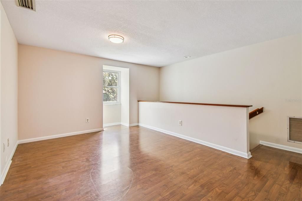 合同活跃: $589,900 (4 贝兹, 2 浴室, 2383 平方英尺)