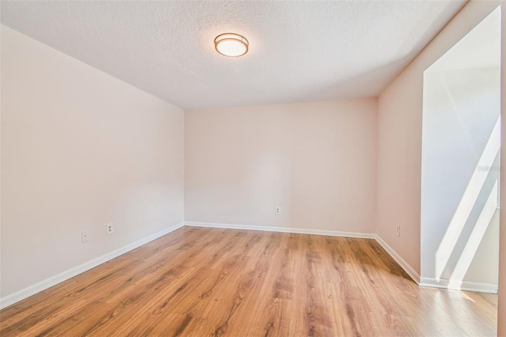 合同活跃: $589,900 (4 贝兹, 2 浴室, 2383 平方英尺)