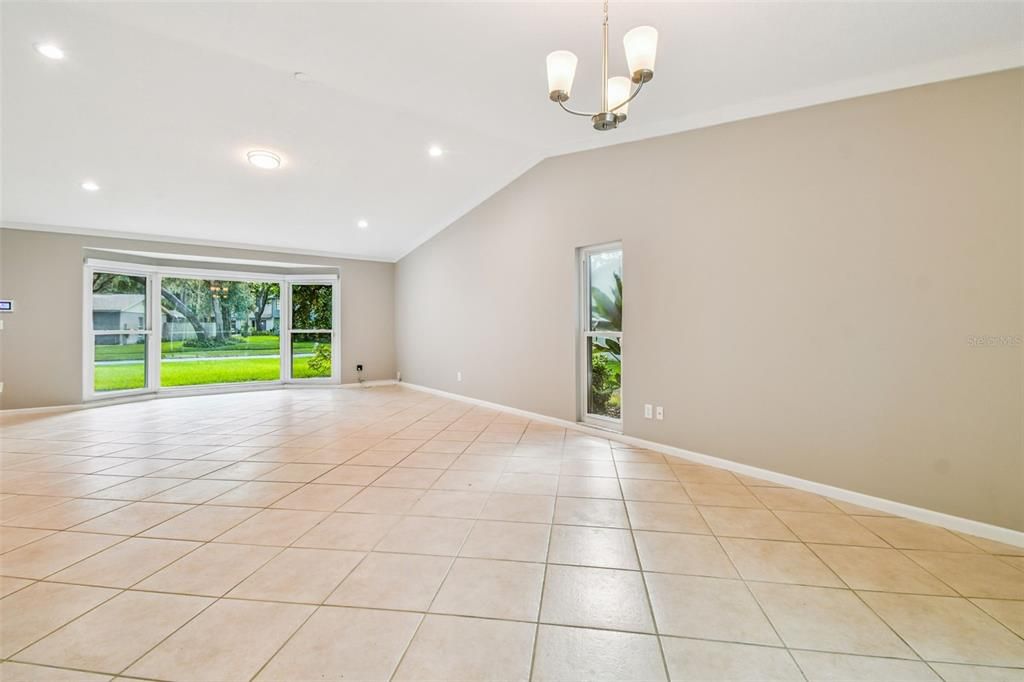 合同活跃: $589,900 (4 贝兹, 2 浴室, 2383 平方英尺)