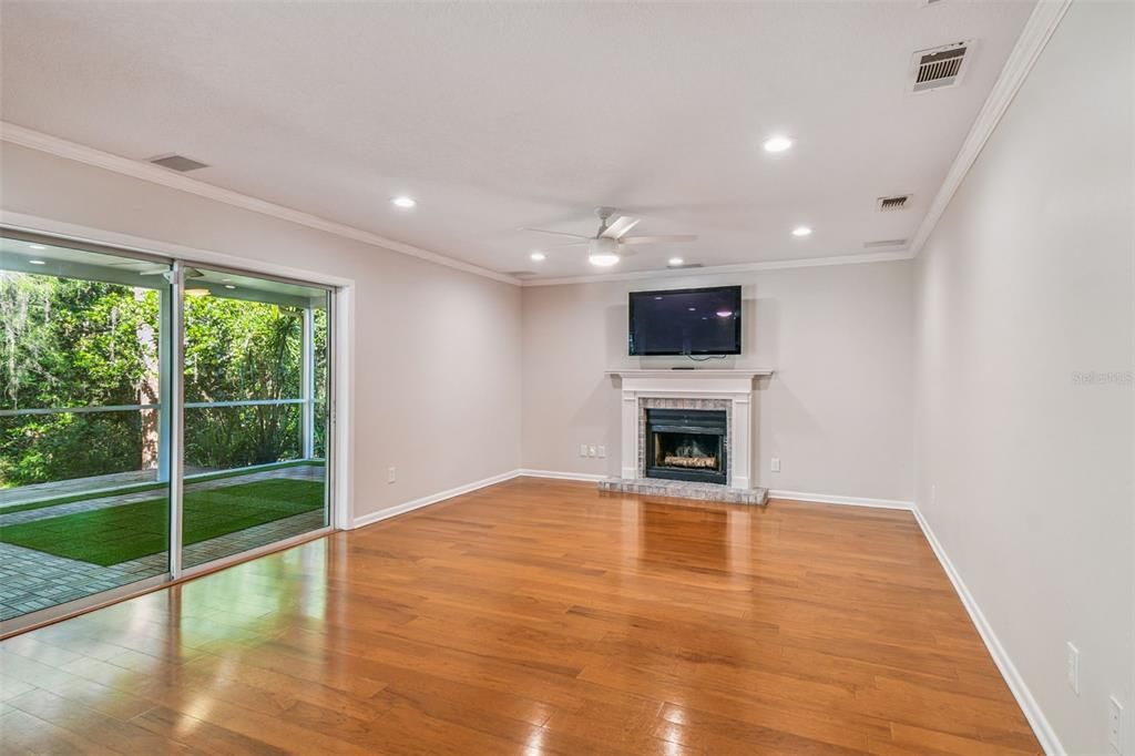 合同活跃: $589,900 (4 贝兹, 2 浴室, 2383 平方英尺)