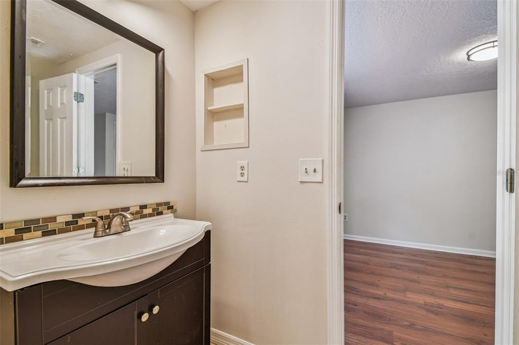 合同活跃: $589,900 (4 贝兹, 2 浴室, 2383 平方英尺)