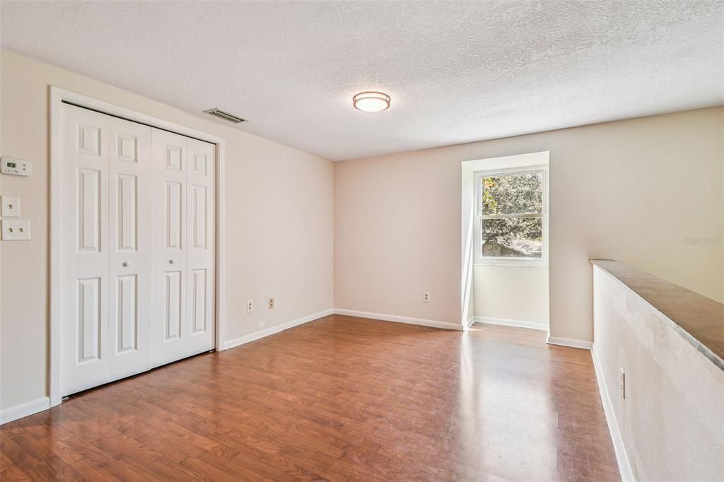 合同活跃: $589,900 (4 贝兹, 2 浴室, 2383 平方英尺)