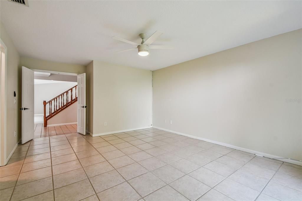 合同活跃: $589,900 (4 贝兹, 2 浴室, 2383 平方英尺)