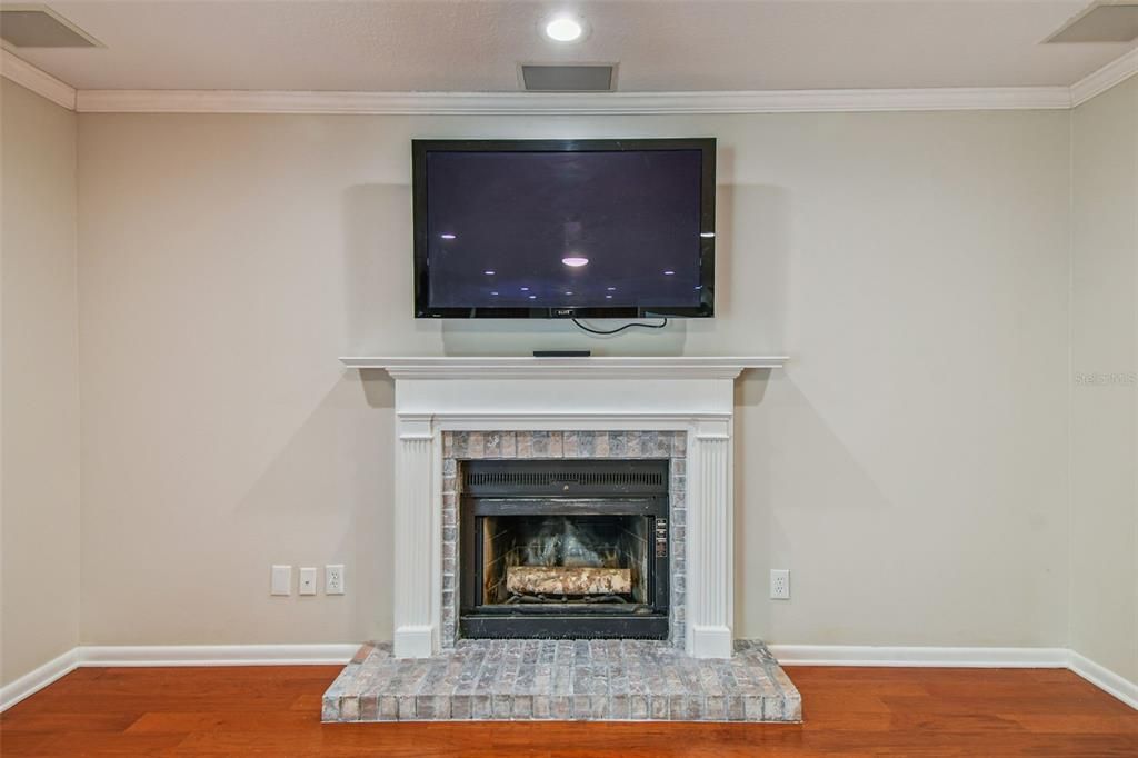 合同活跃: $589,900 (4 贝兹, 2 浴室, 2383 平方英尺)