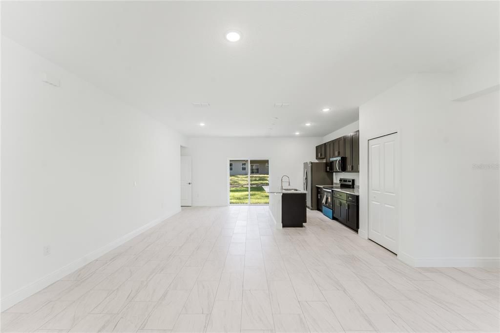 В аренду: $1,900 (4 спален, 2 ванн, 1580 Квадратных фут)