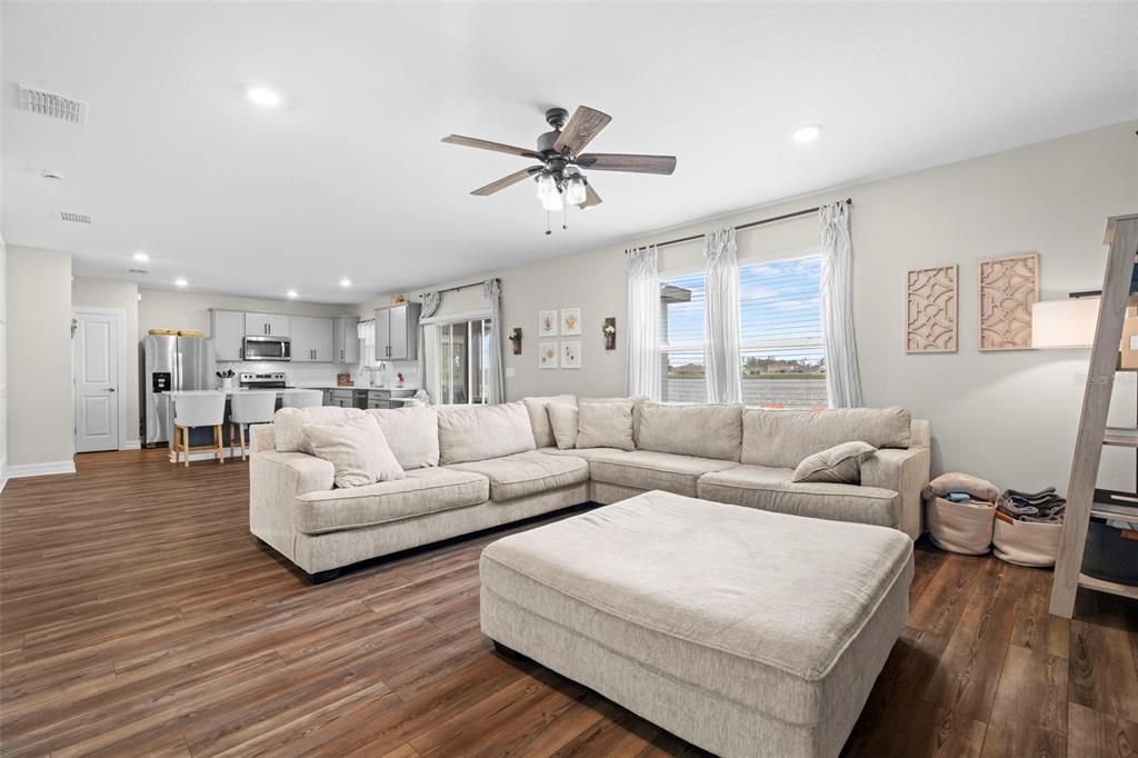 待售: $435,999 (4 贝兹, 2 浴室, 2416 平方英尺)