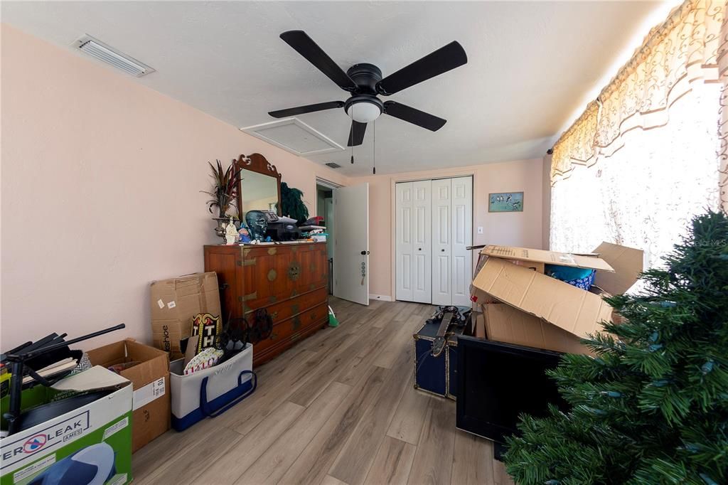 For Sale: $284,999 (4 beds, 2 baths, 1200 Square Feet)