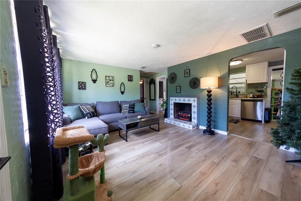 For Sale: $284,999 (4 beds, 2 baths, 1200 Square Feet)