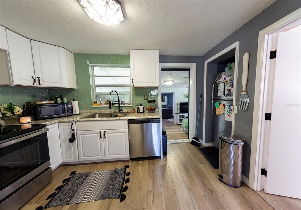 For Sale: $284,999 (4 beds, 2 baths, 1200 Square Feet)