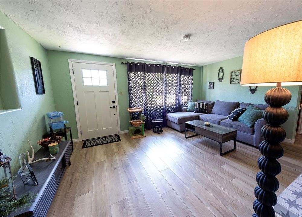 For Sale: $284,999 (4 beds, 2 baths, 1200 Square Feet)