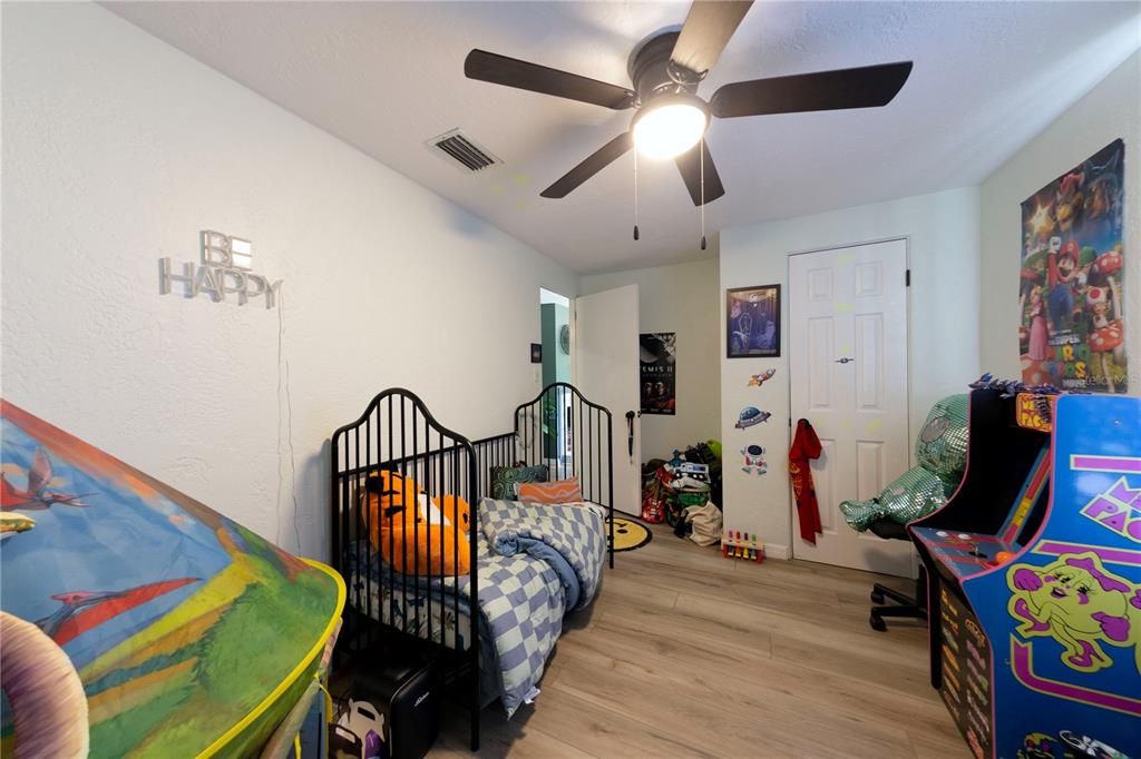 For Sale: $284,999 (4 beds, 2 baths, 1200 Square Feet)