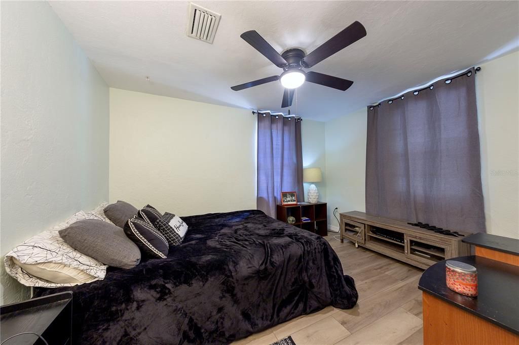 For Sale: $284,999 (4 beds, 2 baths, 1200 Square Feet)