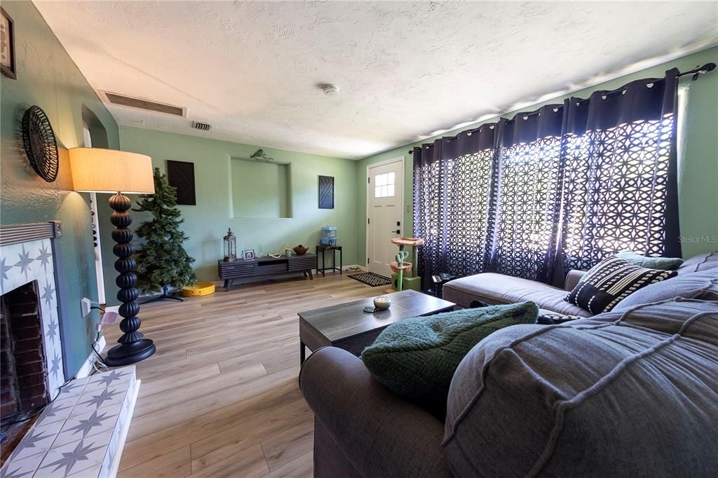 For Sale: $284,999 (4 beds, 2 baths, 1200 Square Feet)