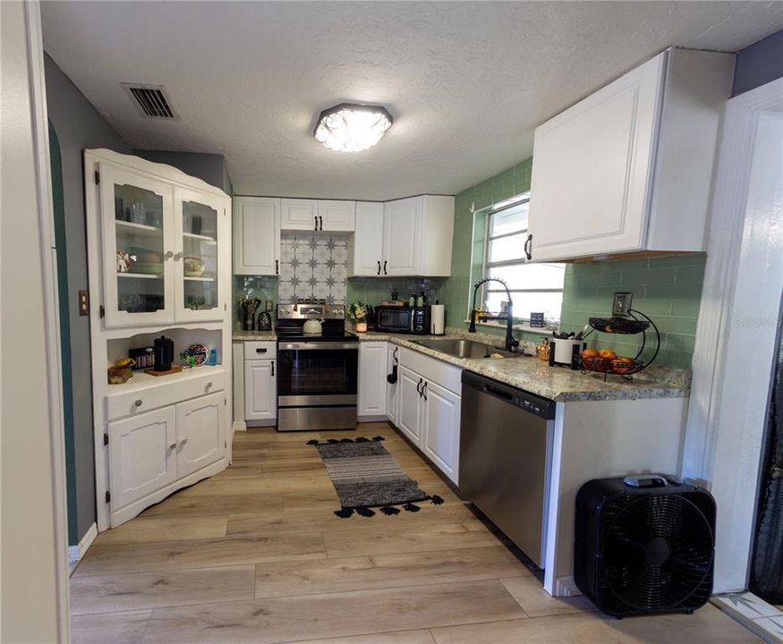 For Sale: $284,999 (4 beds, 2 baths, 1200 Square Feet)