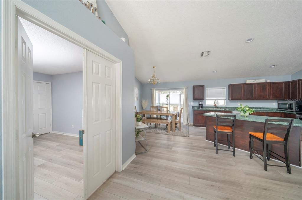 На продажу: $345,000 (3 спален, 2 ванн, 1870 Квадратных фут)